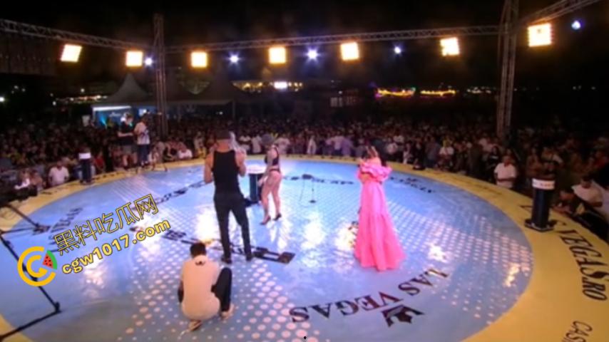 火辣性感的打屁股对决!外国美女疯狂抽打,肥臀红肿,丁字裤掩不住诱惑,快感与激情交织,传统武术也为之疯狂!