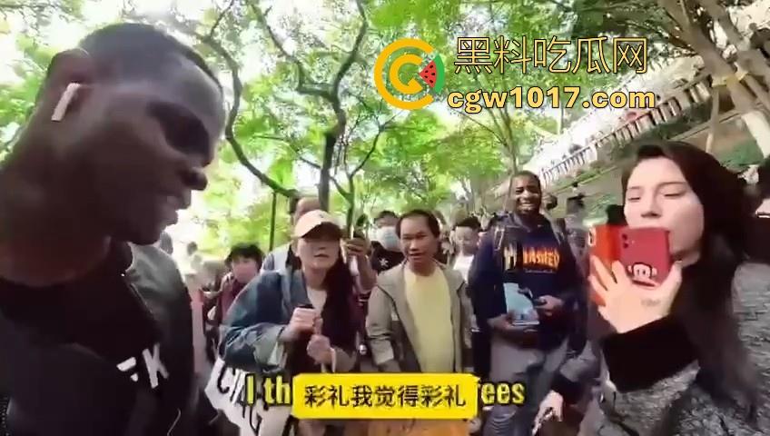 非洲黑猩猩挑战来中国相亲,没彩礼没样貌纯靠大屌跟黑皮肤加持,万万没想到啊,真有骚逼马桶排队送温暖啊!