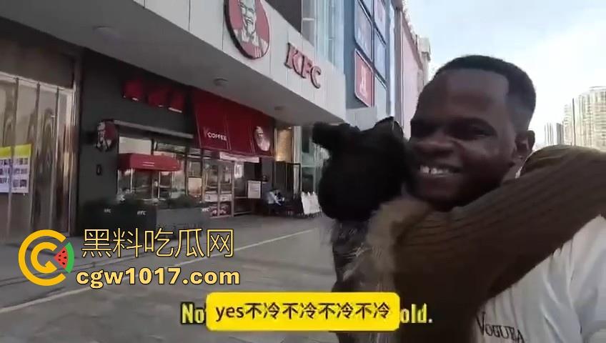 非洲黑猩猩挑战来中国相亲,没彩礼没样貌纯靠大屌跟黑皮肤加持,万万没想到啊,真有骚逼马桶排队送温暖啊!