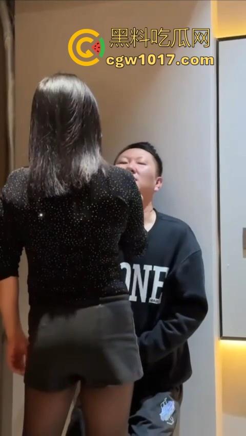 花钱买受虐？大哥特殊癖好曝光，狂砸大额让极品骚鸡骑脸抽他耳光，嘴巴肿成香肠还喊爽！