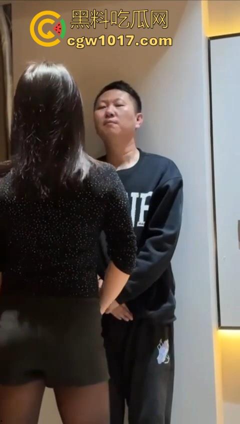 花钱买受虐？大哥特殊癖好曝光，狂砸大额让极品骚鸡骑脸抽他耳光，嘴巴肿成香肠还喊爽！