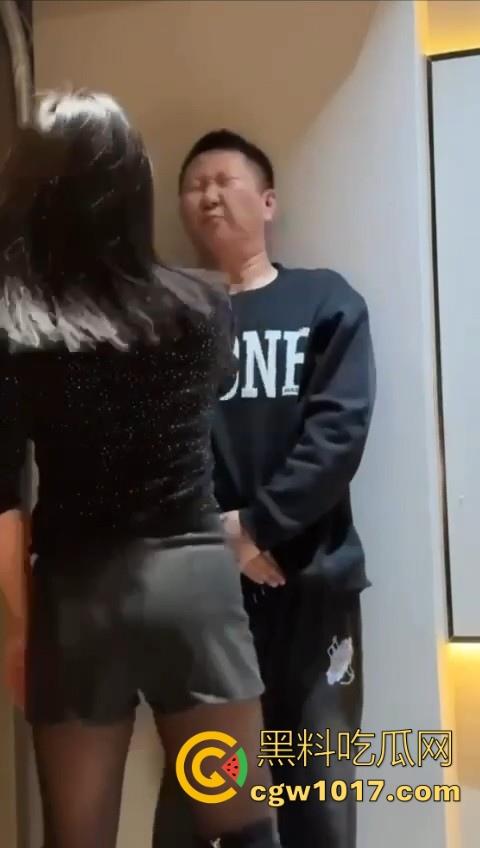 花钱买受虐？大哥特殊癖好曝光，狂砸大额让极品骚鸡骑脸抽他耳光，嘴巴肿成香肠还喊爽！