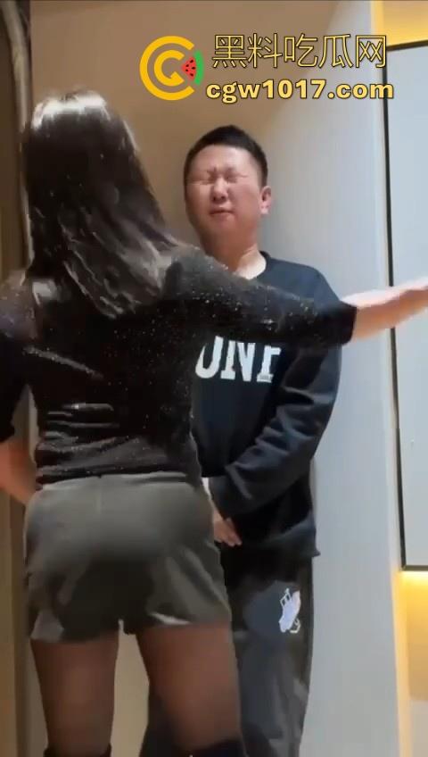 花钱买受虐？大哥特殊癖好曝光，狂砸大额让极品骚鸡骑脸抽他耳光，嘴巴肿成香肠还喊爽！