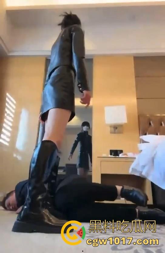 花钱买受虐？大哥特殊癖好曝光，狂砸大额让极品骚鸡骑脸抽他耳光，嘴巴肿成香肠还喊爽！