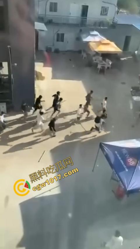 柬埔寨木牌突击抓捕:大楼被围“狗推”慌逃,警笛声与尖叫声交织,大楼一夜成围城!