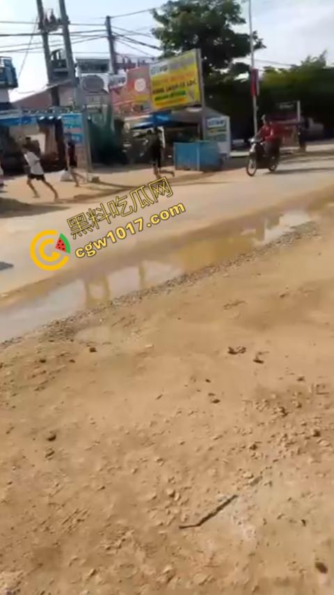 柬埔寨木牌突击抓捕:大楼被围“狗推”慌逃,警笛声与尖叫声交织,大楼一夜成围城!