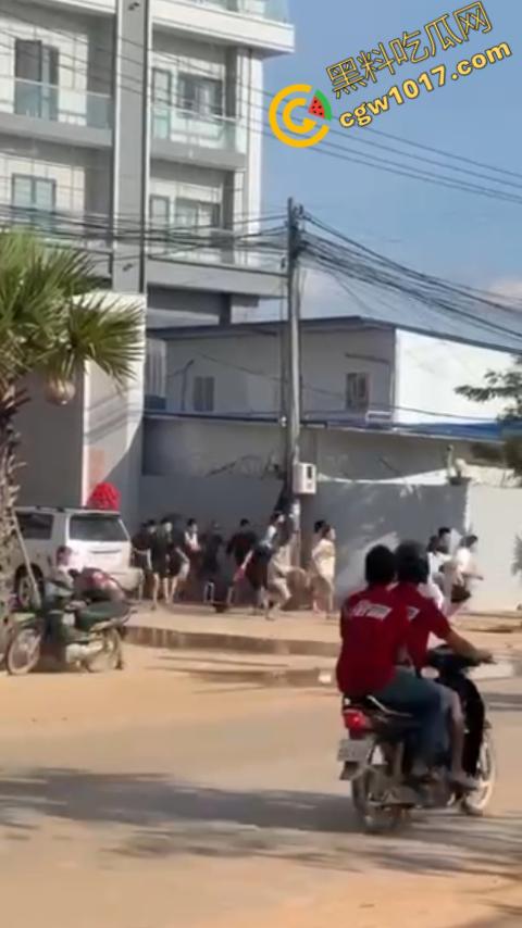 柬埔寨木牌突击抓捕:大楼被围“狗推”慌逃,警笛声与尖叫声交织,大楼一夜成围城!