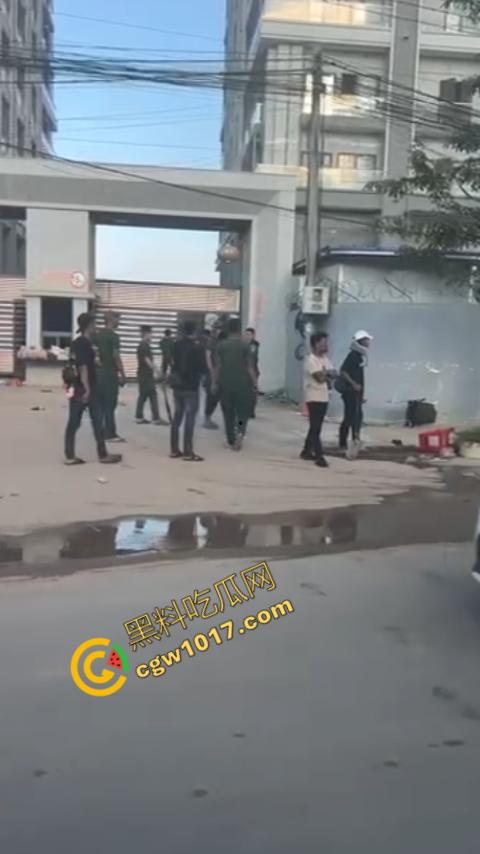 柬埔寨木牌突击抓捕:大楼被围“狗推”慌逃,警笛声与尖叫声交织,大楼一夜成围城!