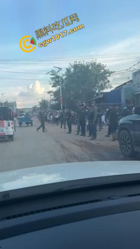 柬埔寨木牌突击抓捕:大楼被围“狗推”慌逃,警笛声与尖叫声交织,大楼一夜成围城!