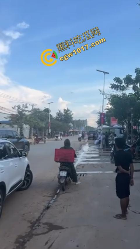 柬埔寨木牌突击抓捕:大楼被围“狗推”慌逃,警笛声与尖叫声交织,大楼一夜成围城!