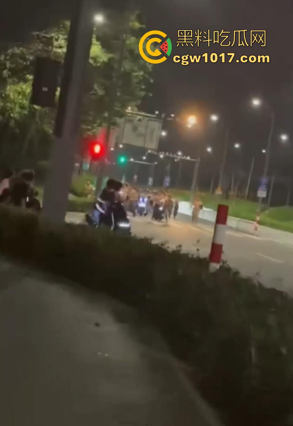 深夜街头惊现帮派斗争!赤裸染发精神小伙携带棍棒骑着鬼火到场,飞车撞人拳拳到肉血拼到底,完全不输电影场面!