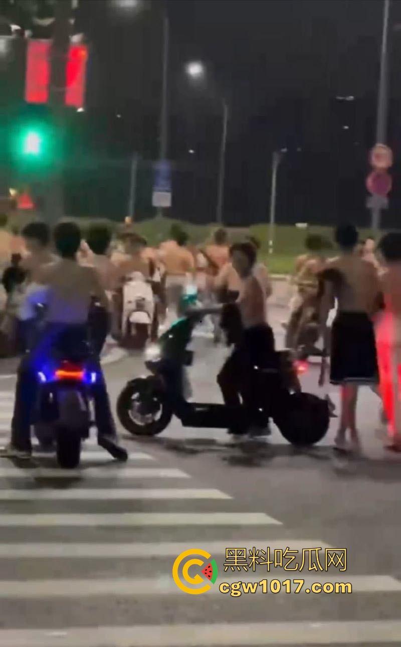 深夜街头惊现帮派斗争!赤裸染发精神小伙携带棍棒骑着鬼火到场,飞车撞人拳拳到肉血拼到底,完全不输电影场面!