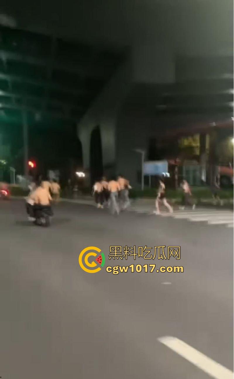 深夜街头惊现帮派斗争!赤裸染发精神小伙携带棍棒骑着鬼火到场,飞车撞人拳拳到肉血拼到底,完全不输电影场面!