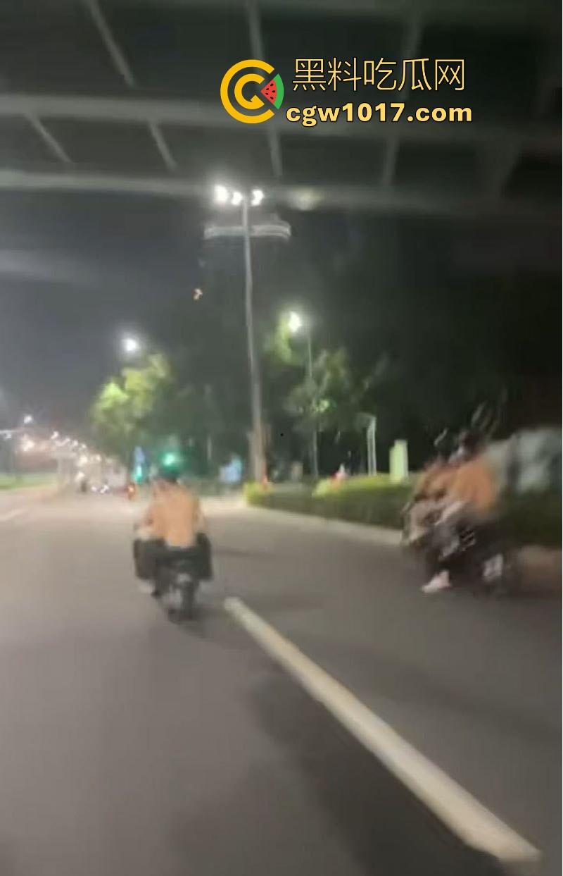 深夜街头惊现帮派斗争!赤裸染发精神小伙携带棍棒骑着鬼火到场,飞车撞人拳拳到肉血拼到底,完全不输电影场面!