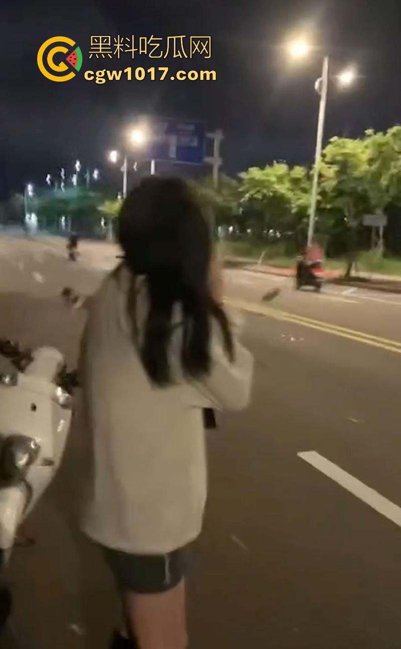 深夜街头惊现帮派斗争!赤裸染发精神小伙携带棍棒骑着鬼火到场,飞车撞人拳拳到肉血拼到底,完全不输电影场面!