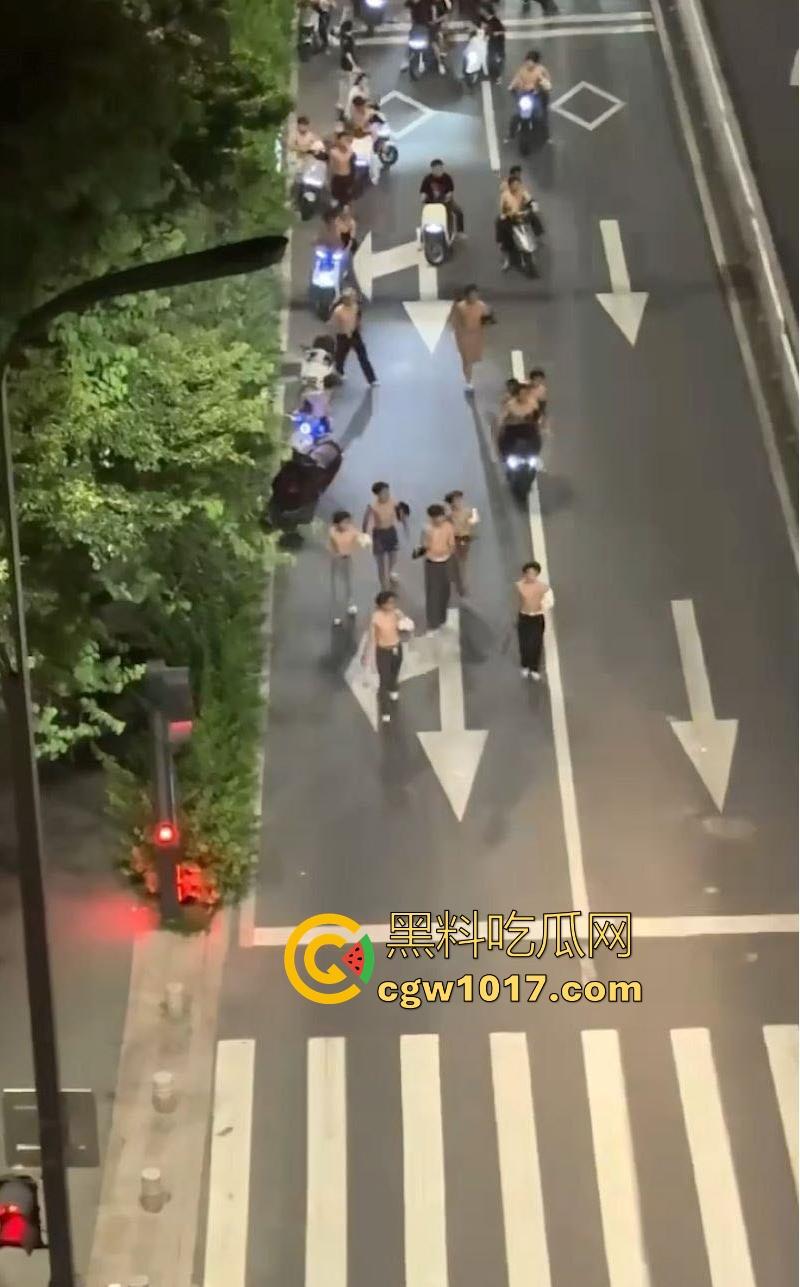 深夜街头惊现帮派斗争!赤裸染发精神小伙携带棍棒骑着鬼火到场,飞车撞人拳拳到肉血拼到底,完全不输电影场面!