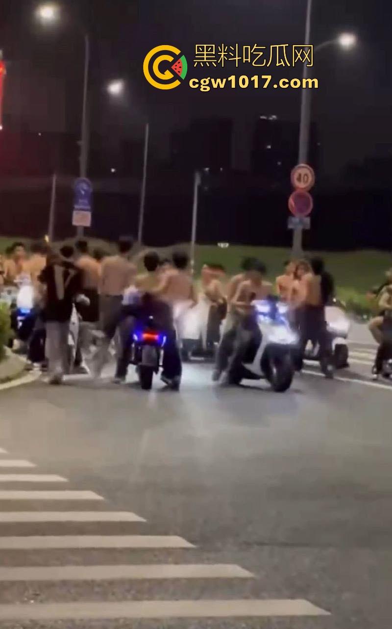 深夜街头惊现帮派斗争!赤裸染发精神小伙携带棍棒骑着鬼火到场,飞车撞人拳拳到肉血拼到底,完全不输电影场面!