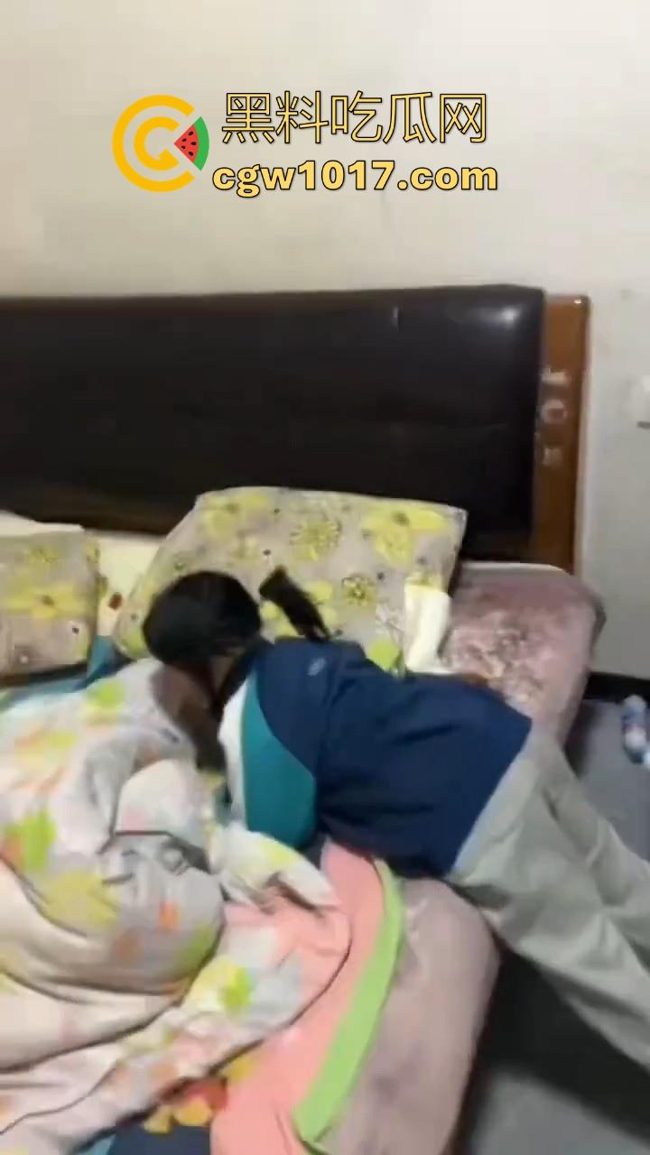 又见教育狂魔上线,作业没写完被打进狗笼?虎爸摇身一变成畜生爸,全网怒骂还在狡辩为你好!