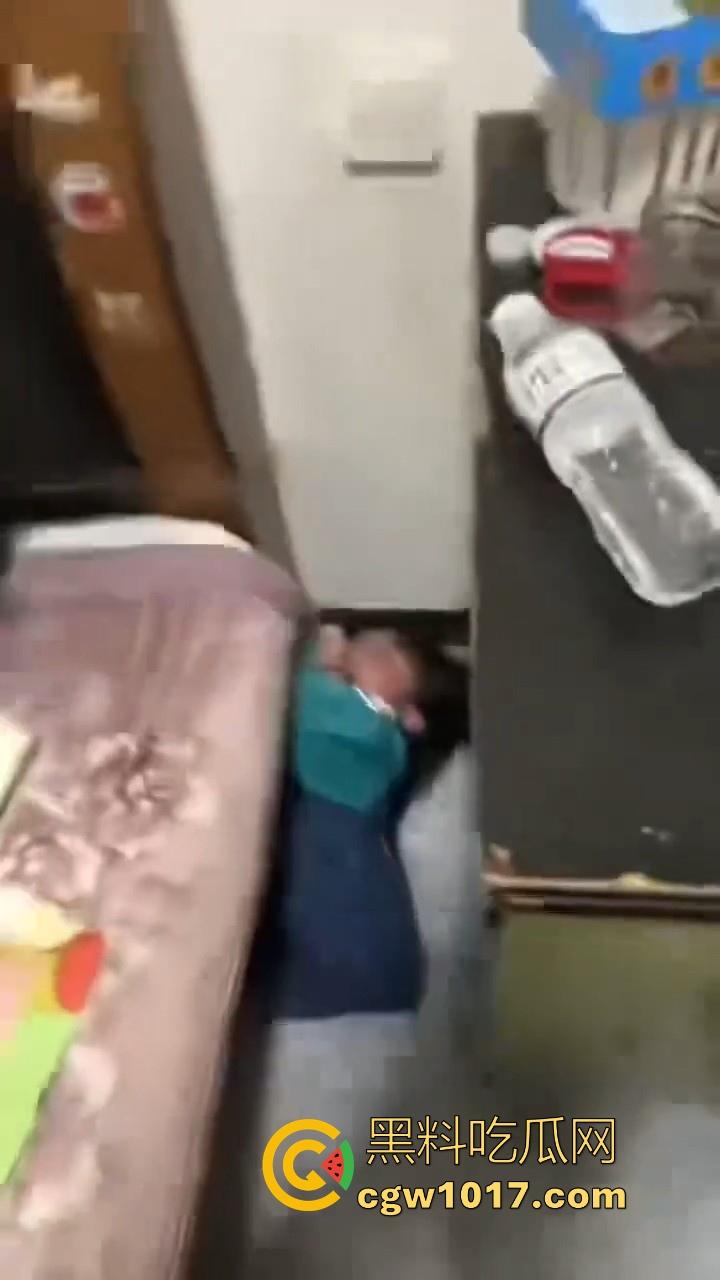 又见教育狂魔上线,作业没写完被打进狗笼?虎爸摇身一变成畜生爸,全网怒骂还在狡辩为你好!