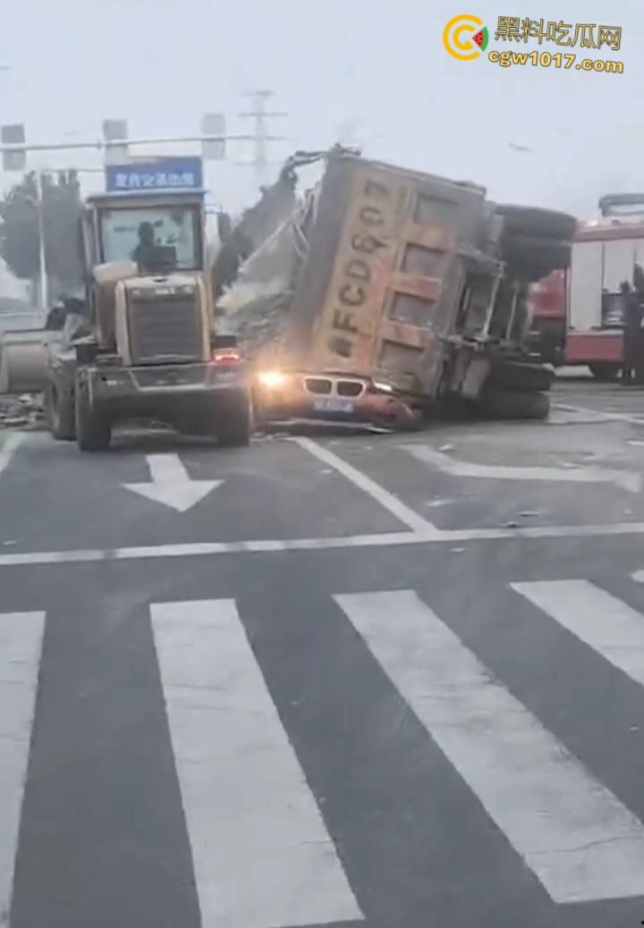 山东烟台电厂东路惊魂一刻,上演死神来袭现实版, 烟台渣土车路口突然失控,侧翻掩埋两车 !
