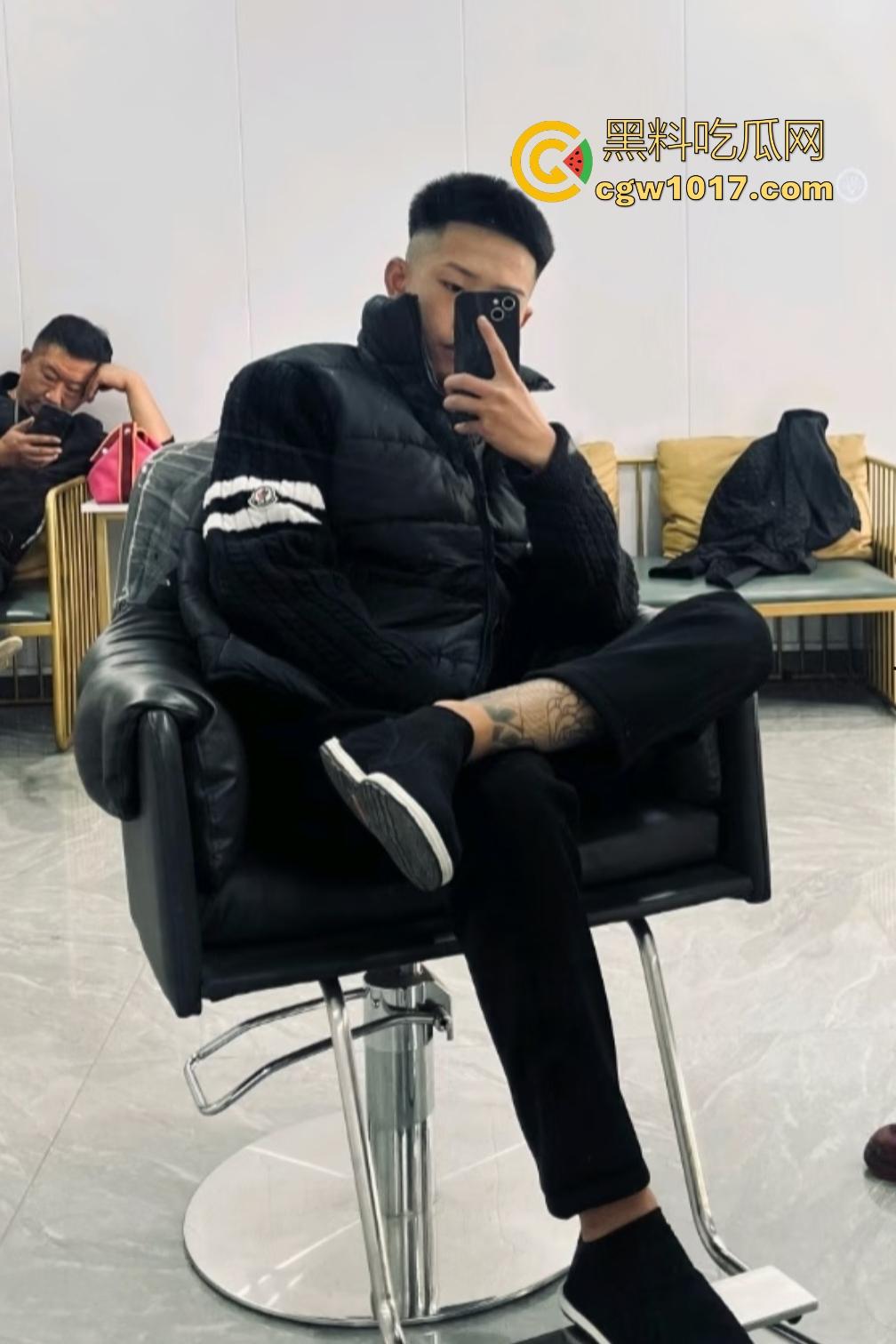 东北吉林豪横精神小伙小妹拳打脚踢白衣男,满嘴“打你咋地打你咋滴”,谁让白衣男欺负别人媳妇呢,找打!