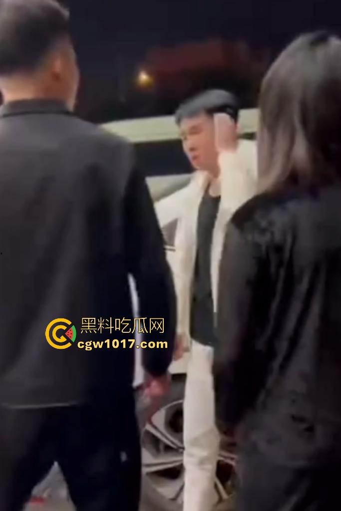 东北吉林豪横精神小伙小妹拳打脚踢白衣男,满嘴“打你咋地打你咋滴”,谁让白衣男欺负别人媳妇呢,找打!