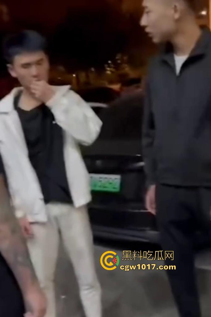 东北吉林豪横精神小伙小妹拳打脚踢白衣男,满嘴“打你咋地打你咋滴”,谁让白衣男欺负别人媳妇呢,找打!