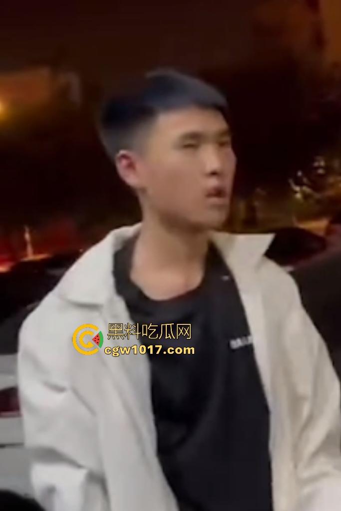 东北吉林豪横精神小伙小妹拳打脚踢白衣男,满嘴“打你咋地打你咋滴”,谁让白衣男欺负别人媳妇呢,找打!