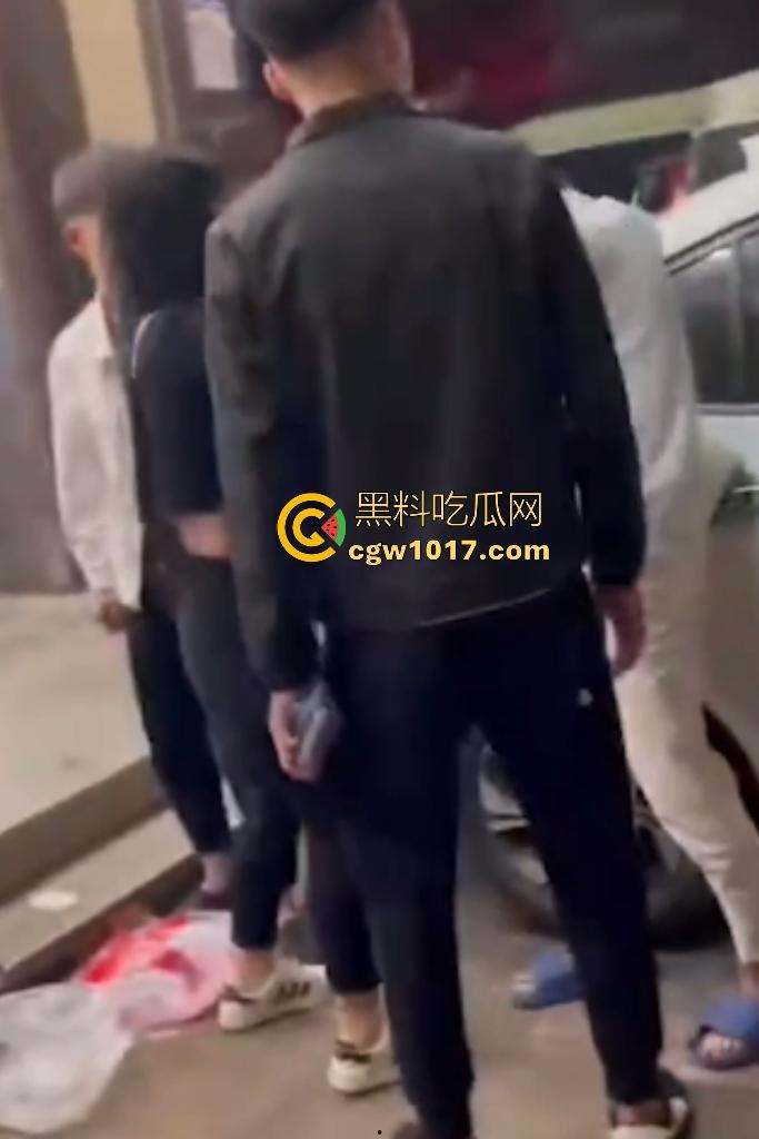 东北吉林豪横精神小伙小妹拳打脚踢白衣男,满嘴“打你咋地打你咋滴”,谁让白衣男欺负别人媳妇呢,找打!