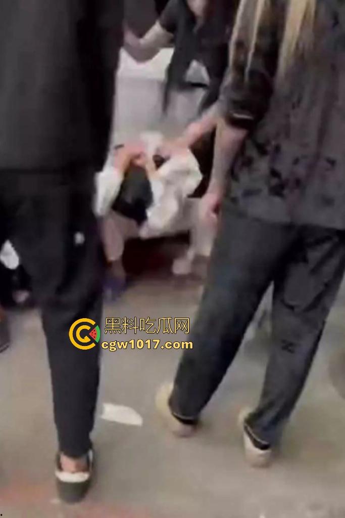 东北吉林豪横精神小伙小妹拳打脚踢白衣男,满嘴“打你咋地打你咋滴”,谁让白衣男欺负别人媳妇呢,找打!