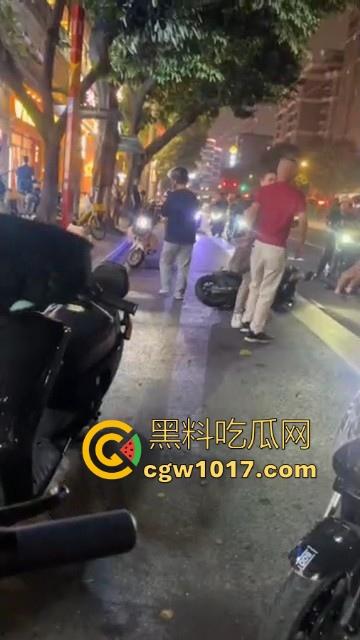 广州小梅大街地头蛇欺负外卖小哥!仗着自己本地人横着走,路人都想冲上去一拳打醒这狗东西!