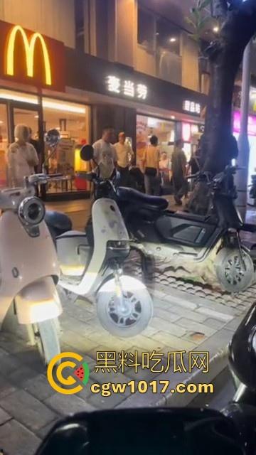 广州小梅大街地头蛇欺负外卖小哥!仗着自己本地人横着走,路人都想冲上去一拳打醒这狗东西!