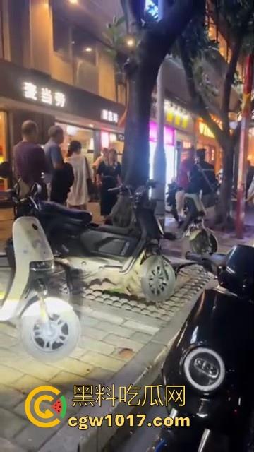广州小梅大街地头蛇欺负外卖小哥!仗着自己本地人横着走,路人都想冲上去一拳打醒这狗东西!