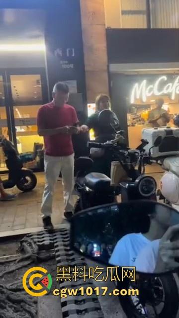 广州小梅大街地头蛇欺负外卖小哥!仗着自己本地人横着走,路人都想冲上去一拳打醒这狗东西!