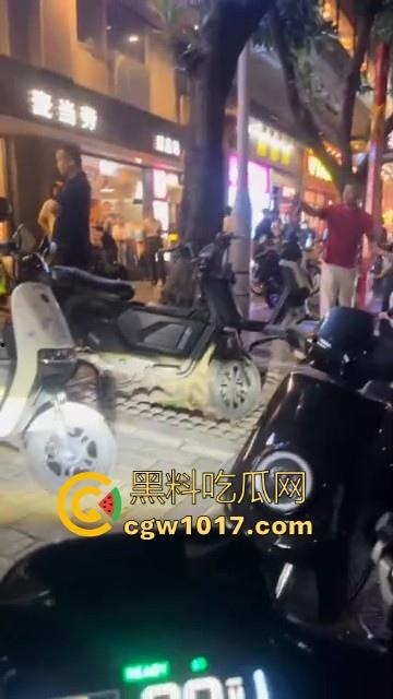 广州小梅大街地头蛇欺负外卖小哥!仗着自己本地人横着走,路人都想冲上去一拳打醒这狗东西!