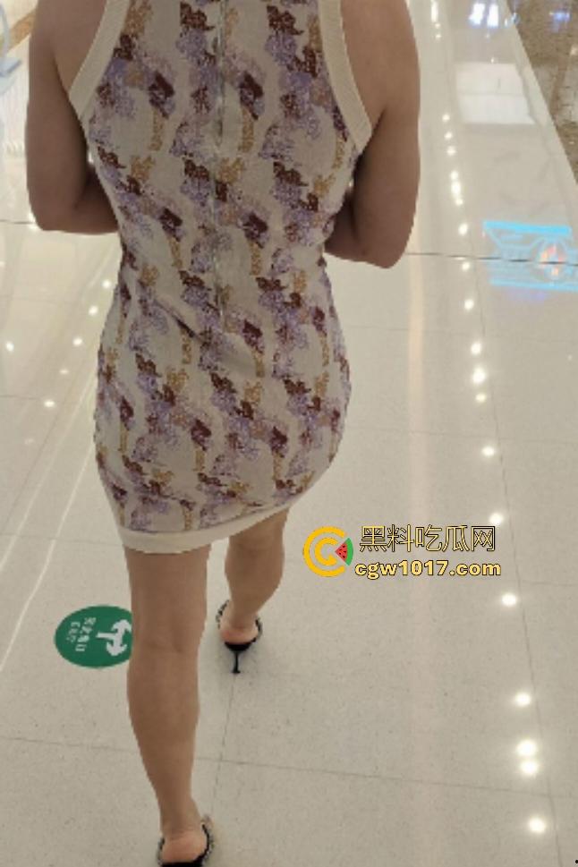 海角大神大专毕业无所事事,在家胶带捆老妈双手,黑丝撕烂压床强奸,熟妈小腿狂踢儿子屁股还被内射!