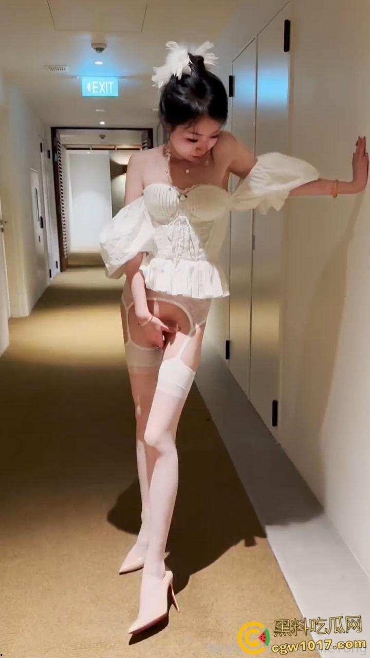 露出界天花板【彤彤乖】,酒店叫小哥进门修水管,浑身赤裸三点全露勾引,小哥竟强装镇定,这也能忍得住太牛了!