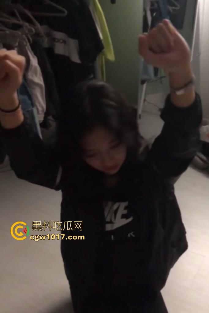 出租屋调教反差女友，淫荡骚货任人摆布口交顶到喉管，手举高高不许放下，录像还害羞，这么骚了记录生活怎么了？