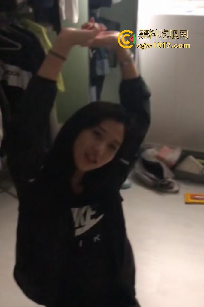 出租屋调教反差女友，淫荡骚货任人摆布口交顶到喉管，手举高高不许放下，录像还害羞，这么骚了记录生活怎么了？