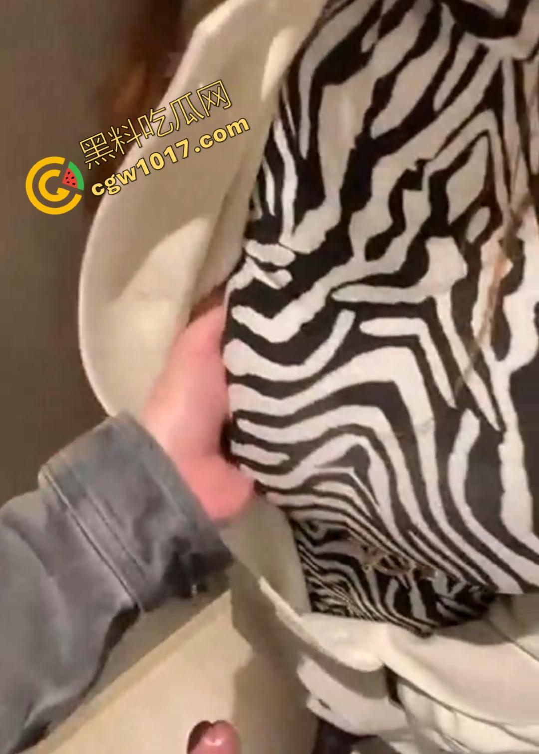 商场柜台大姐【朱艳燕】在试衣间“犯贱”，奶子肥硕的她像发情母兽，舌头撩拨男人鸡巴，热情如火的眼神撩人至极！