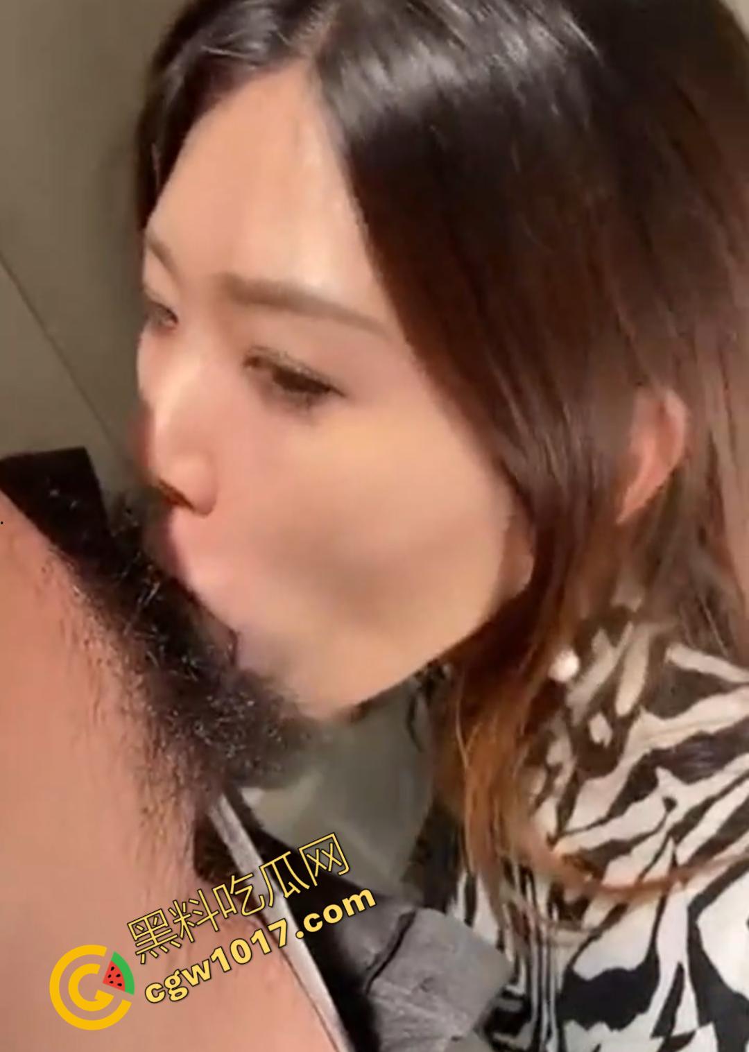 商场柜台大姐【朱艳燕】在试衣间“犯贱”，奶子肥硕的她像发情母兽，舌头撩拨男人鸡巴，热情如火的眼神撩人至极！