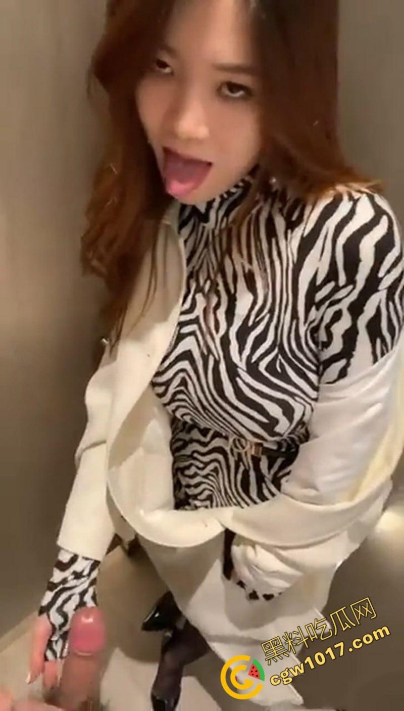 商场柜台大姐【朱艳燕】在试衣间“犯贱”,奶子肥硕的她像发情母兽,舌头撩拨男人鸡巴,热情如火的眼神撩人至极!