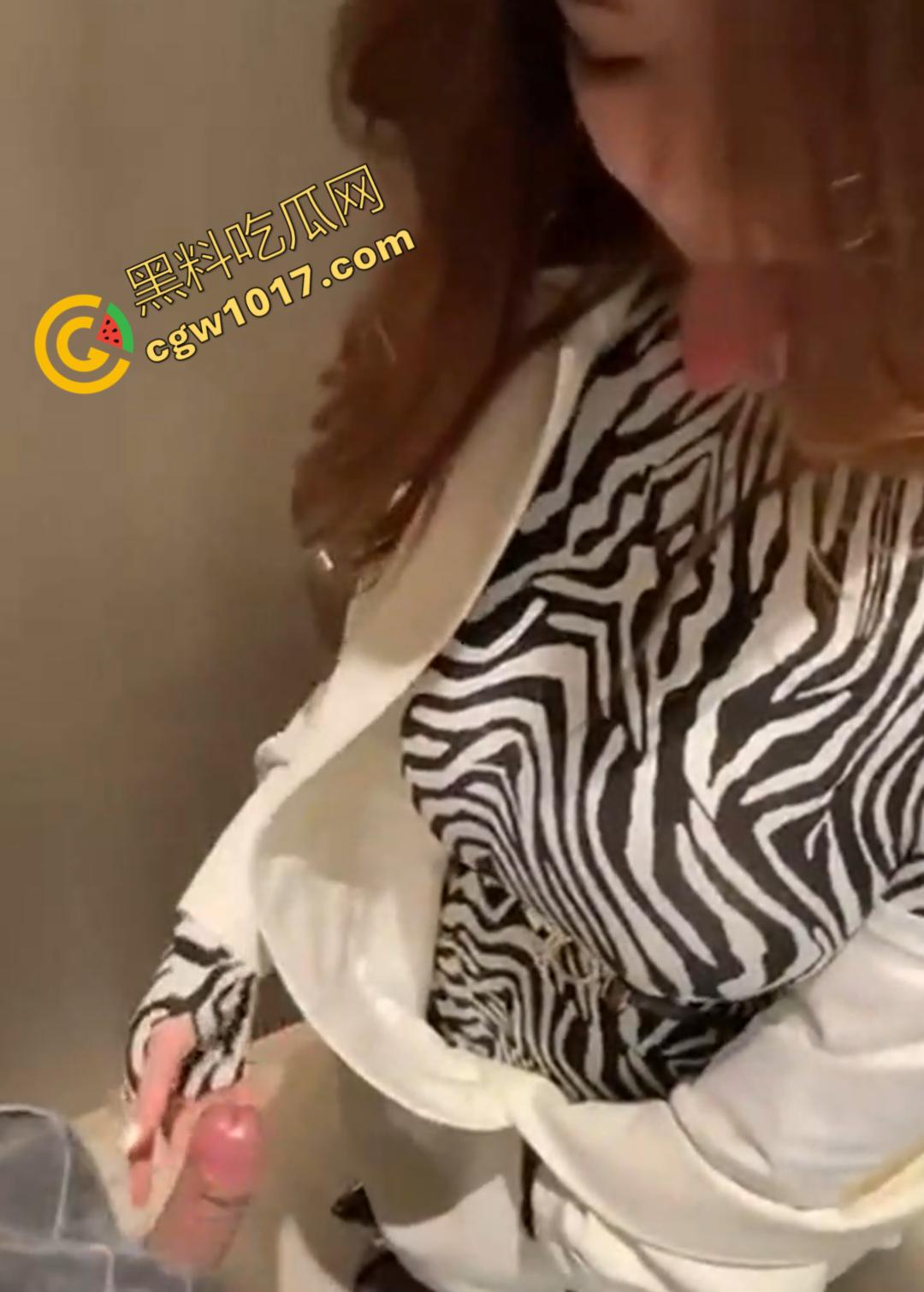 商场柜台大姐【朱艳燕】在试衣间“犯贱”,奶子肥硕的她像发情母兽,舌头撩拨男人鸡巴,热情如火的眼神撩人至极!