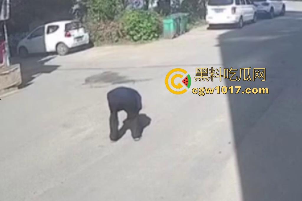 街头老大爷走路突然摇晃,长腿美女出手相扶,大爷瞬间全身梆硬冲天,美女成救命神药,这比春药还牛逼啊!