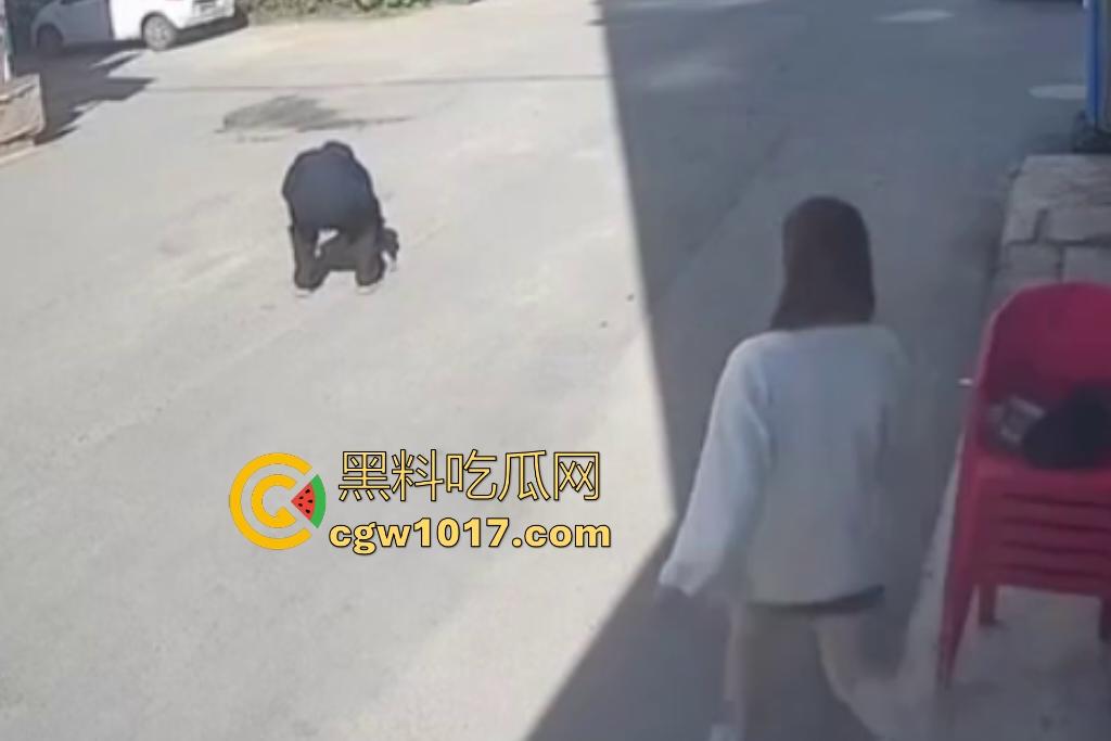 街头老大爷走路突然摇晃,长腿美女出手相扶,大爷瞬间全身梆硬冲天,美女成救命神药,这比春药还牛逼啊!