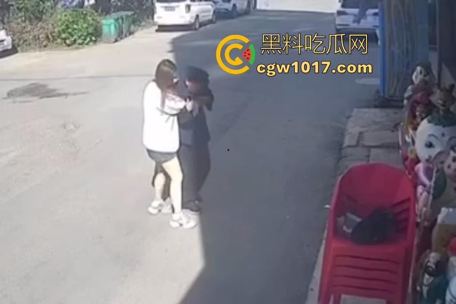 街头老大爷走路突然摇晃,长腿美女出手相扶,大爷瞬间全身梆硬冲天,美女成救命神药,这比春药还牛逼啊!