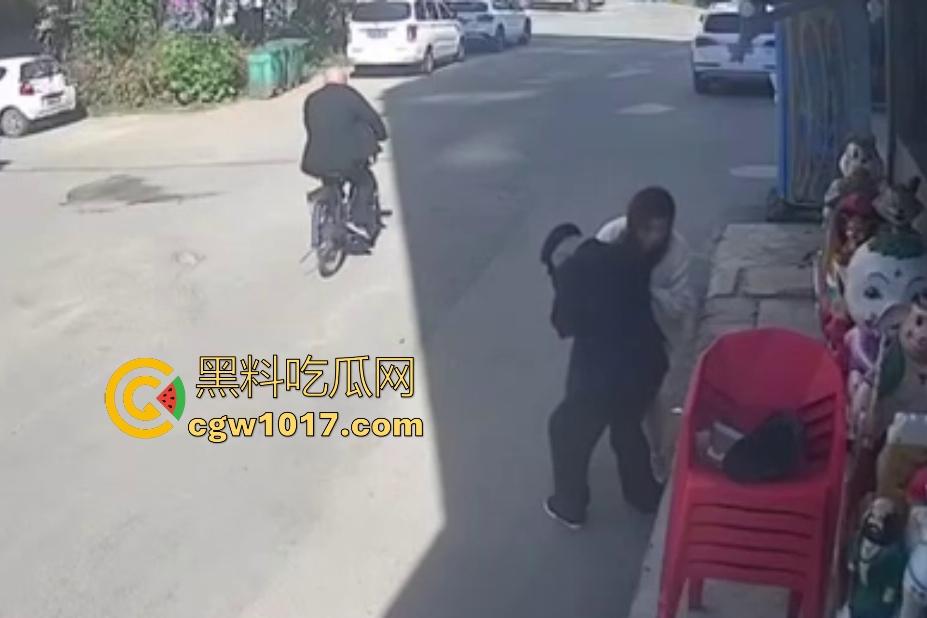 街头老大爷走路突然摇晃,长腿美女出手相扶,大爷瞬间全身梆硬冲天,美女成救命神药,这比春药还牛逼啊!
