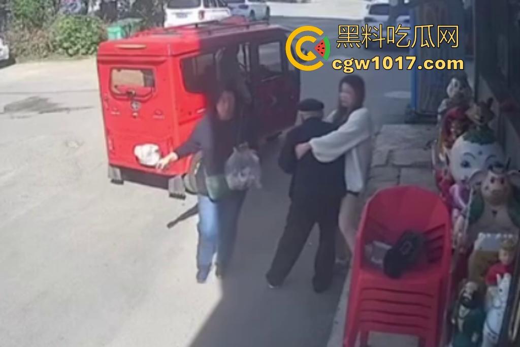 街头老大爷走路突然摇晃,长腿美女出手相扶,大爷瞬间全身梆硬冲天,美女成救命神药,这比春药还牛逼啊!