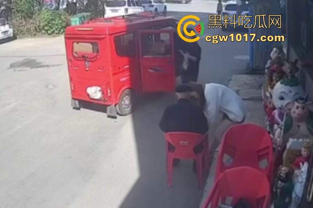 街头老大爷走路突然摇晃,长腿美女出手相扶,大爷瞬间全身梆硬冲天,美女成救命神药,这比春药还牛逼啊!