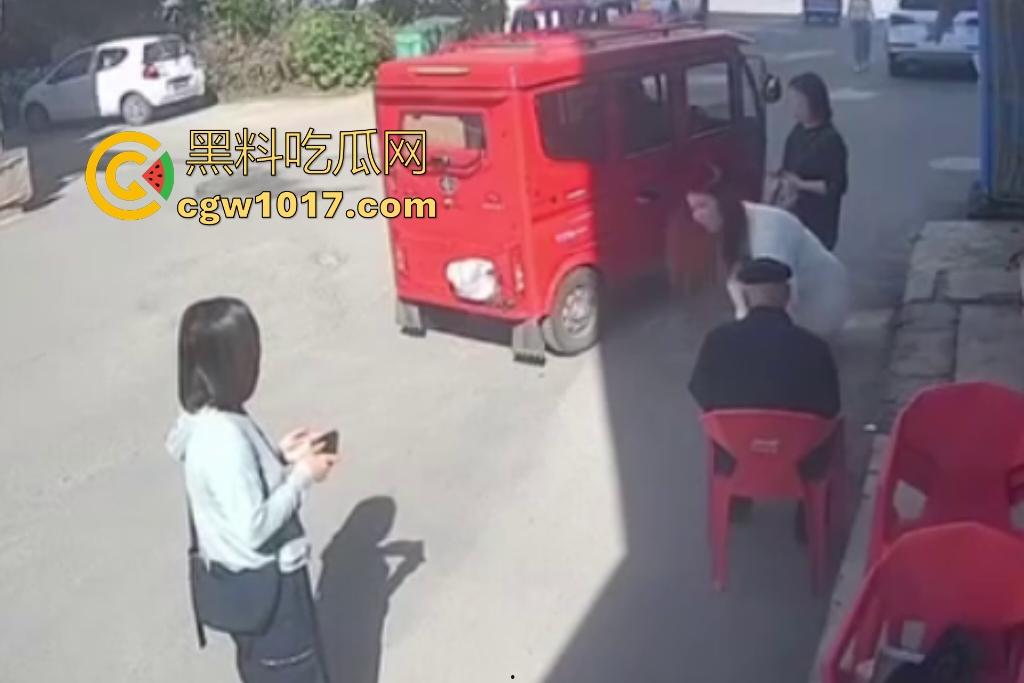 街头老大爷走路突然摇晃,长腿美女出手相扶,大爷瞬间全身梆硬冲天,美女成救命神药,这比春药还牛逼啊!